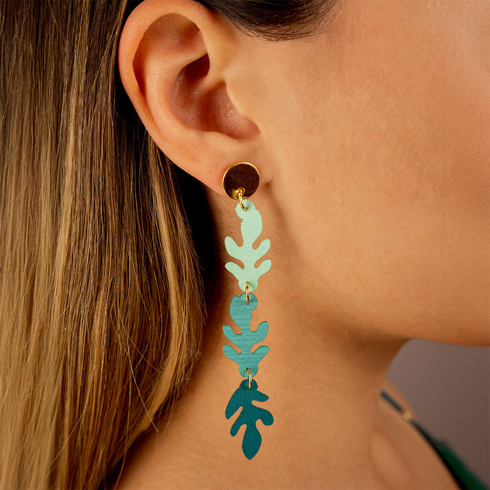 aretes-sauce-hojas-largas-verde-detalle