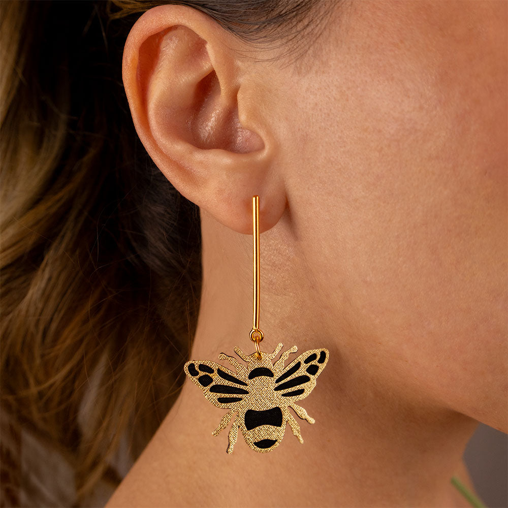 aretes-abeja-mini-dorado-accesorios-detalle