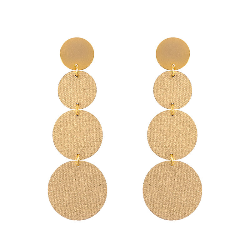 aretes-largos-deco-triple-dorado-fondo-blanco