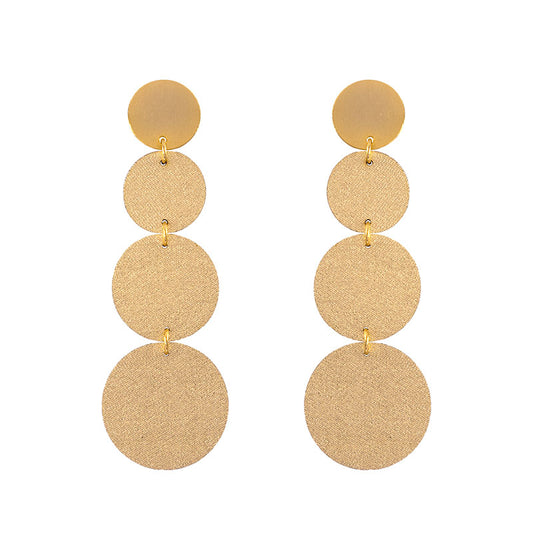 aretes-largos-deco-triple-dorado-fondo-blanco