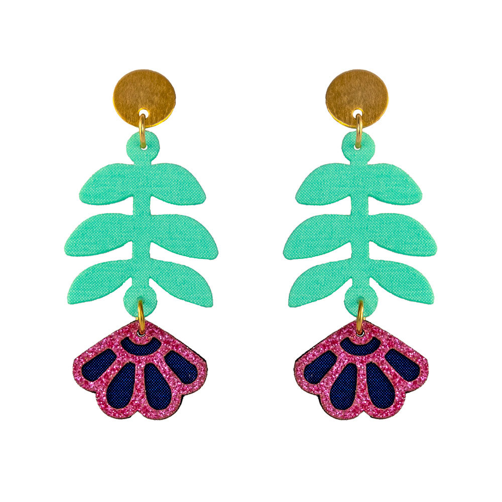 Aretes Caléndula de tela con sistema en oro.