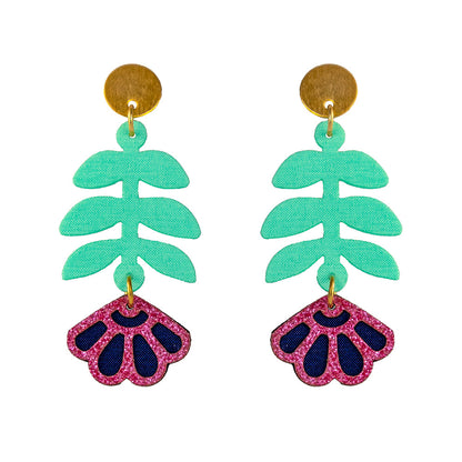Aretes Caléndula de tela con sistema en oro.