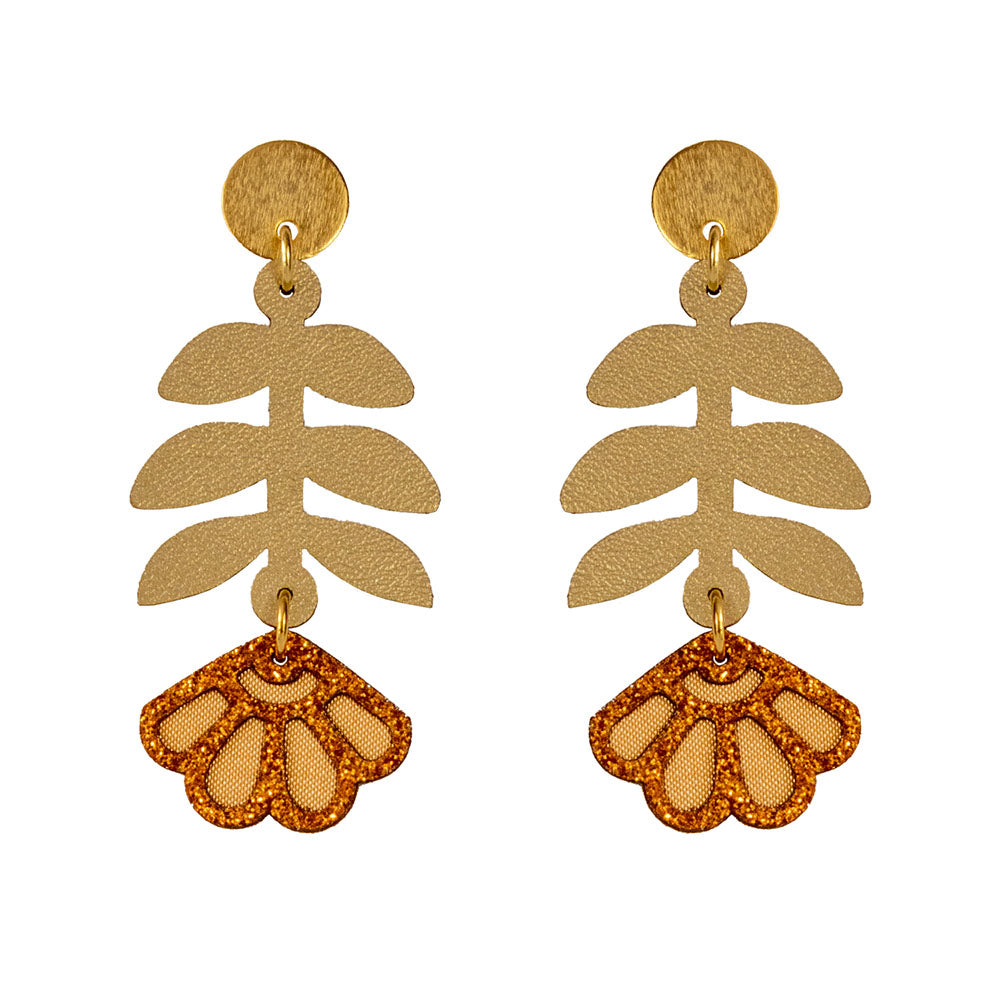 Aretes Caléndula de tela en tonos cálidos con sistema en oro.