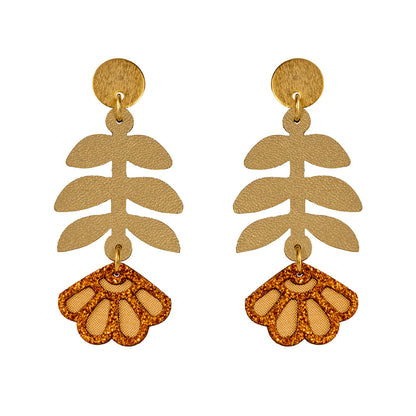 Aretes Caléndula de tela en tonos cálidos con sistema en oro.
