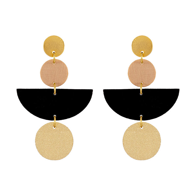 aretes-canopy-dorado-negro-geometrico-fondo-blanco