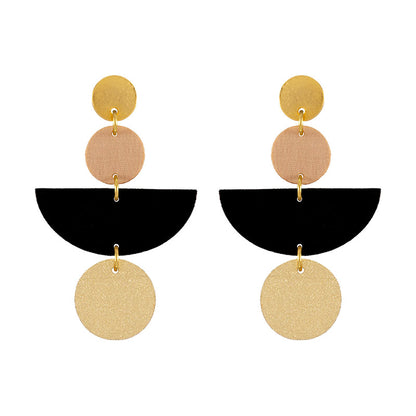 aretes-canopy-dorado-negro-geometrico-fondo-blanco