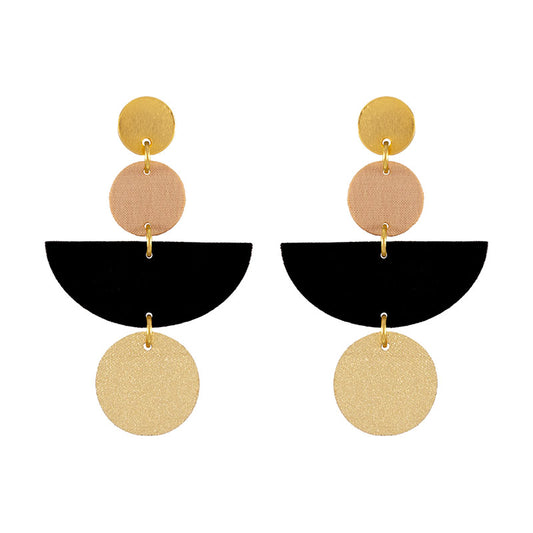 aretes-canopy-dorado-negro-geometrico-fondo-blanco