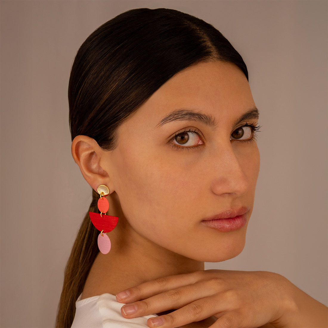 aretes-canopy-geometricos-rojo-diseno-liviano-minimalina-modelo