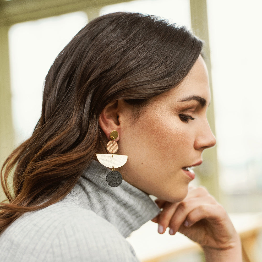 mujer-usando-aretes-en-tendecia