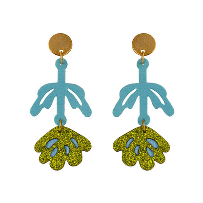 Aretes Galia verde de tela con diseño de rosa y herraje brillante.