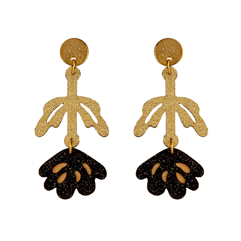 Aretes Galia en forma de rosa dorada con acabado artesanal.