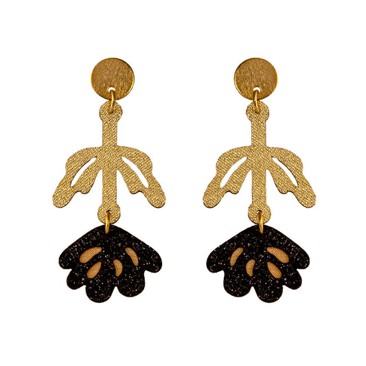 Aretes Galia en forma de rosa dorada con acabado artesanal.