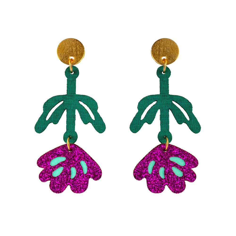 Aretes Galia de tela con diseño de rosa y herraje brillante.