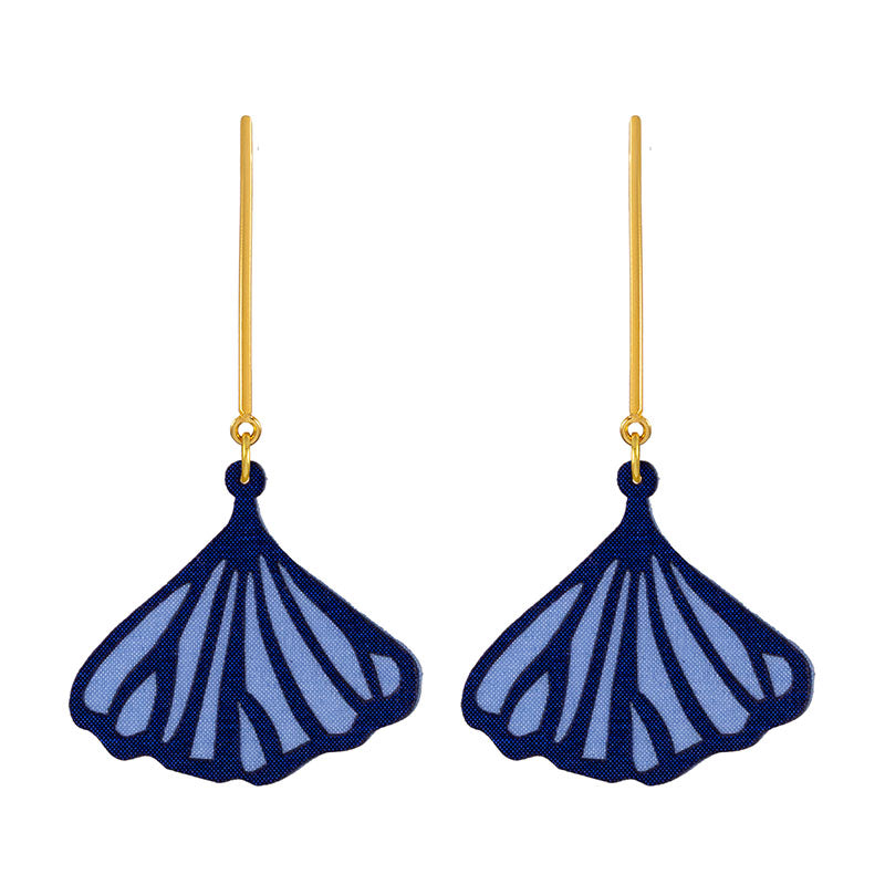aretes-ginkgo-hoja-textil-azul-fondo-blanco