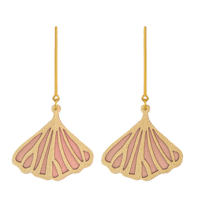 aretes-ginkgo-hoja-textil-dorado-beige-fondo-blanco