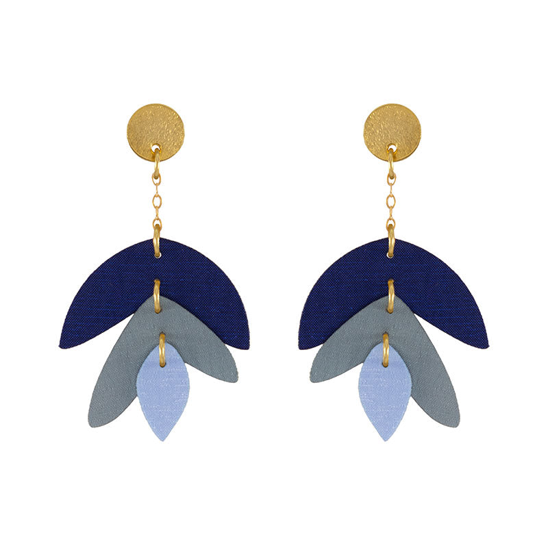 Heliconia-azul-aretes-largos-fondo-blanco