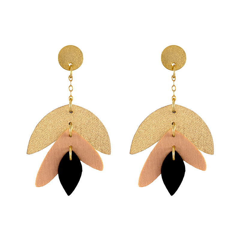 aretes-heliconia-dorado-negro-fondo-blanco