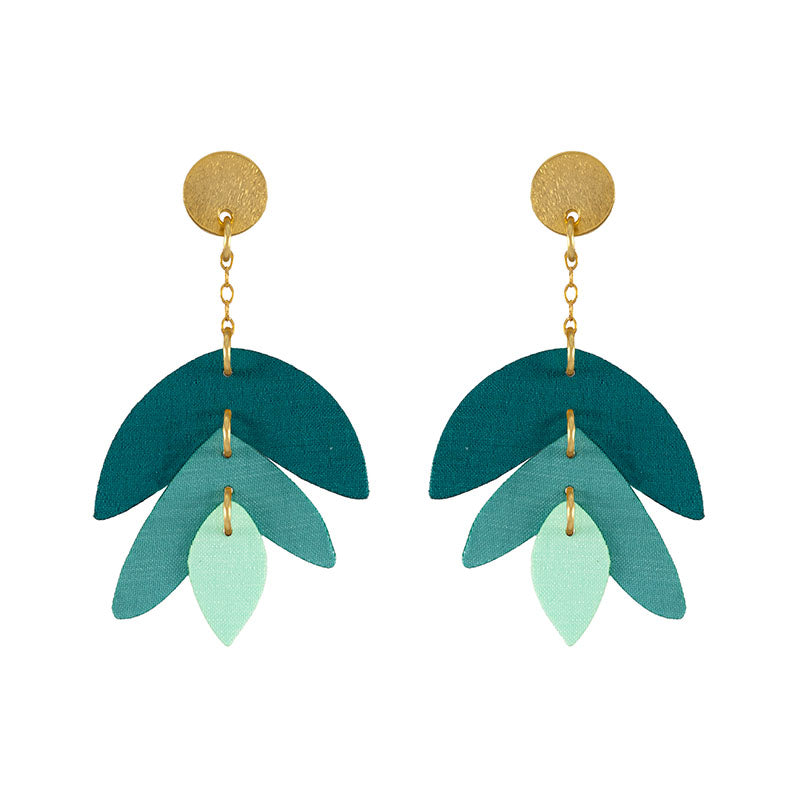Heliconia-verde-aretes-largos-fondo-blanco