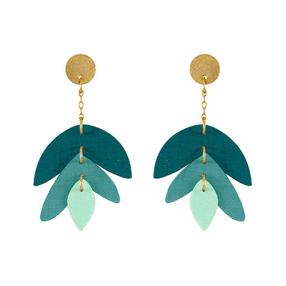 Heliconia-verde-aretes-largos-fondo-blanco