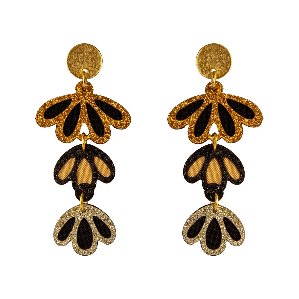 Aretes Magnolia dorados con textura textil y soporte en baño de oro de 24k.