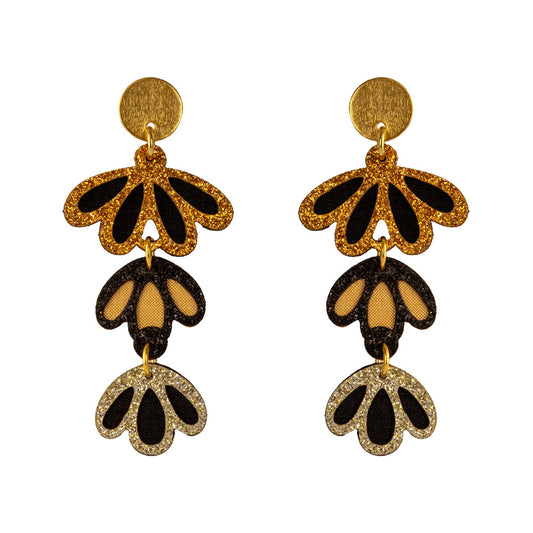 Aretes Magnolia dorados con textura textil y soporte en baño de oro de 24k.