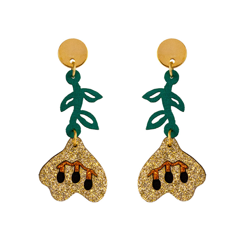 Aretes Lirio con caída suave y volumen ligero.