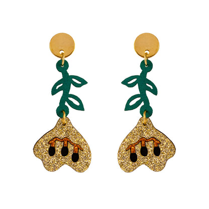 Aretes Lirio con caída suave y volumen ligero.