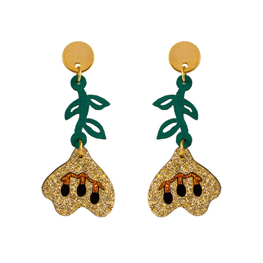 Aretes Lirio con caída suave y volumen ligero.