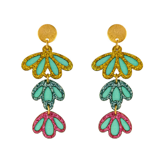 Aretes Magnolia en tela de colores con pétalos voluminosos y herraje dorado.