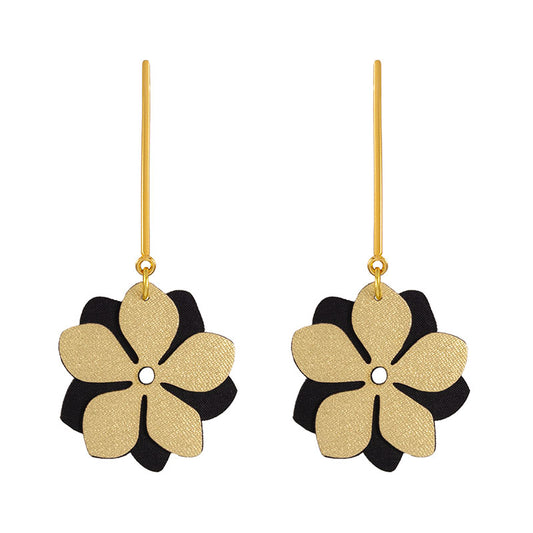 aretes-margara-tubo-flor-textil-dorado-fondo-blanco