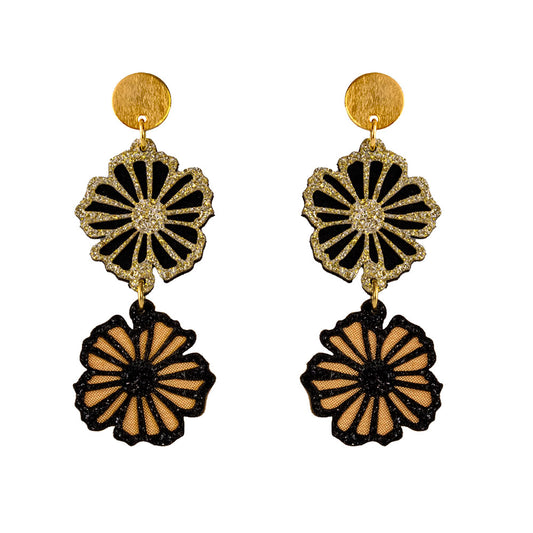Aretes Margarita en tela con volumen y herrajes dorados.