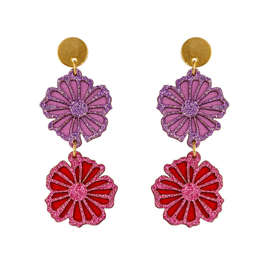 Aretes Margarita en tela con volumen y herrajes dorados.