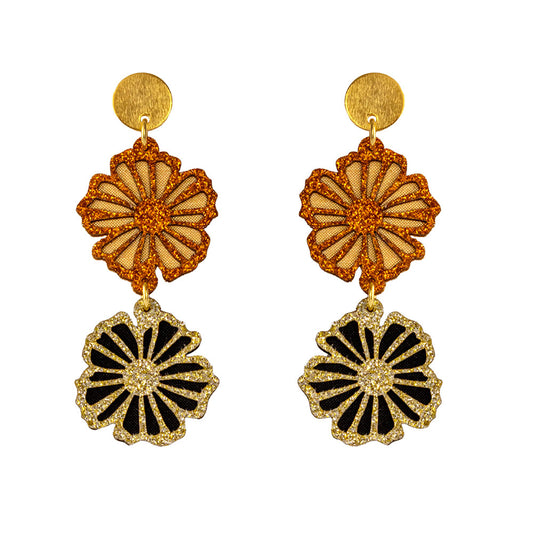 Aretes Margarita dorados en tela con brillo metalizado.