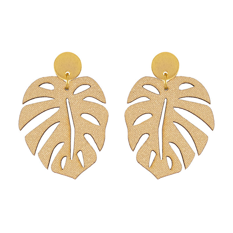 aretes-monstera-topo-dorado-modelo-fondo-balnco