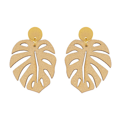 aretes-monstera-topo-dorado-modelo-fondo-balnco