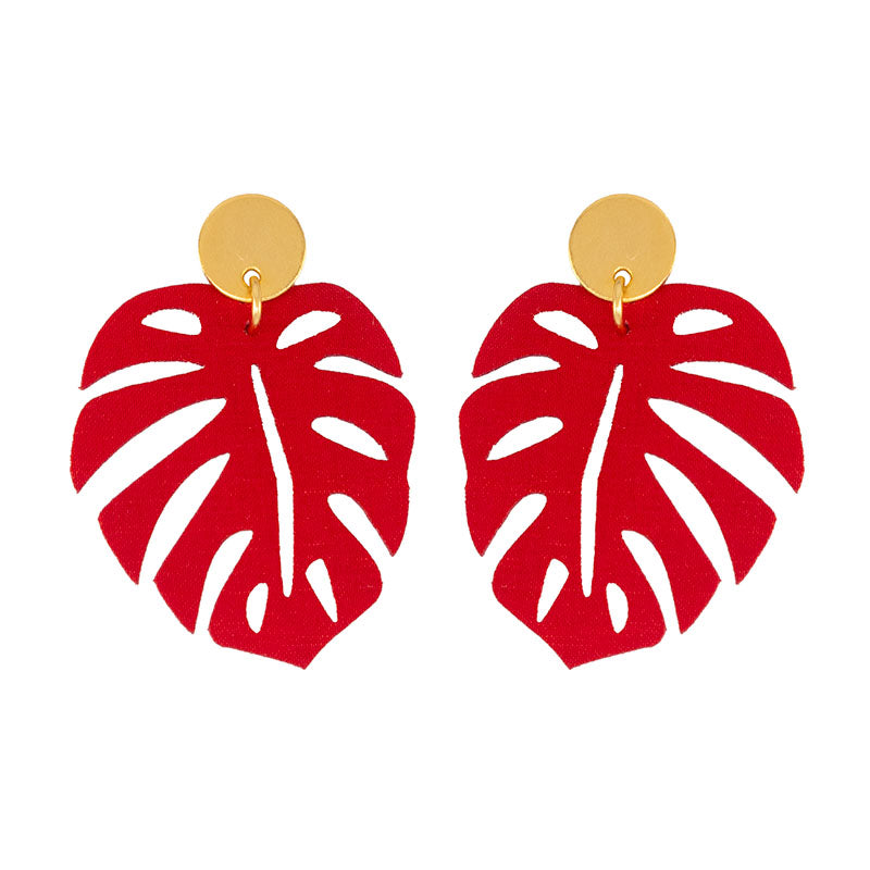 aretes-monstera-topo-rojo-pequeños-tela-fondo-blanco