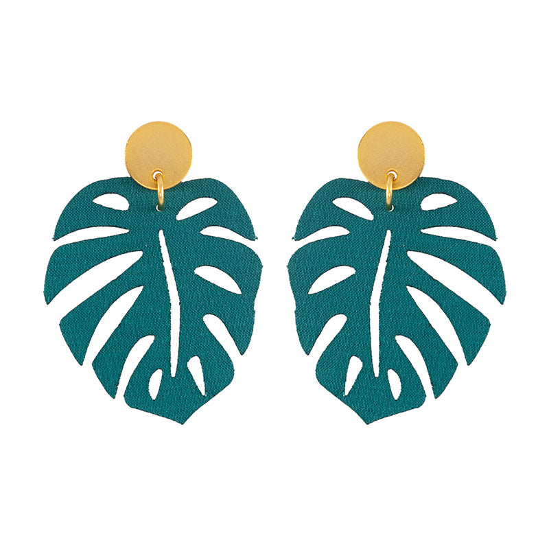 aretes-monstera-topo-verde-pequeños-tela-fondo-blanco