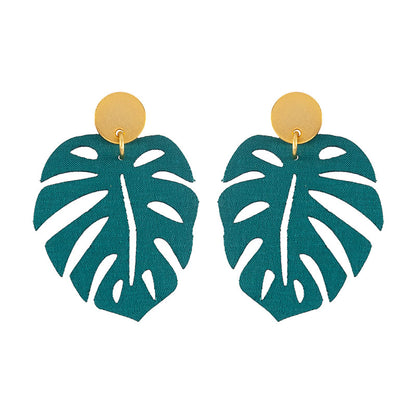 aretes-monstera-topo-verde-pequeños-tela-fondo-blanco