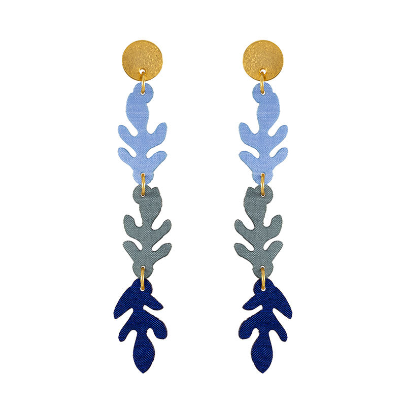 aretes-sauce-hojas-largas-azul-fondo-blanco