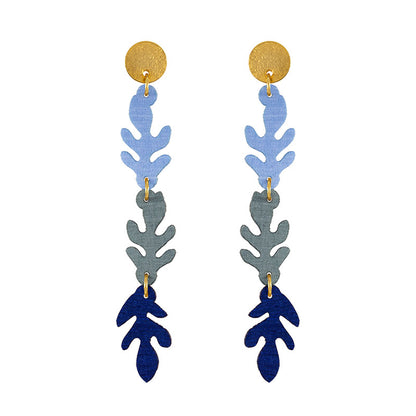 aretes-sauce-hojas-largas-azul-fondo-blanco
