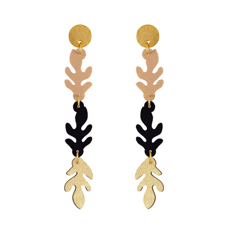 aretes-sauce-hojas-largas-textil-fondo-blanco