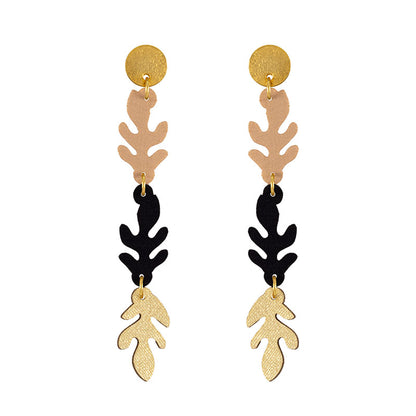 aretes-sauce-hojas-largas-textil-fondo-blanco