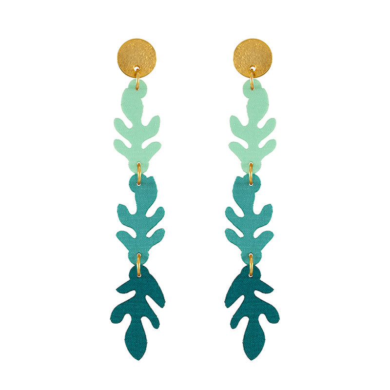 aretes-sauce-hojas-largas-verdes-fondo-blanco