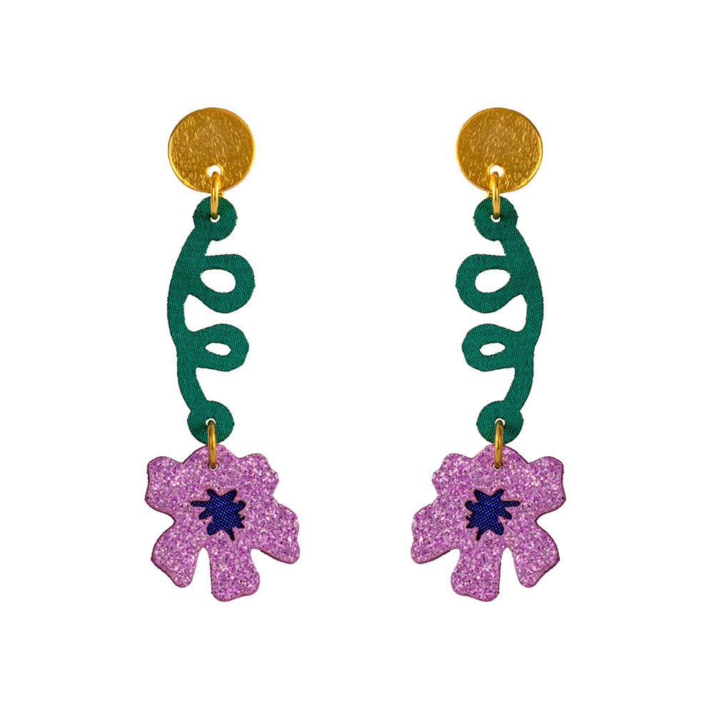 Aretes Susanita con pétalos de tela ligeros y brillantes.