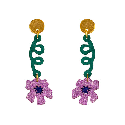Aretes Susanita con pétalos de tela ligeros y brillantes.