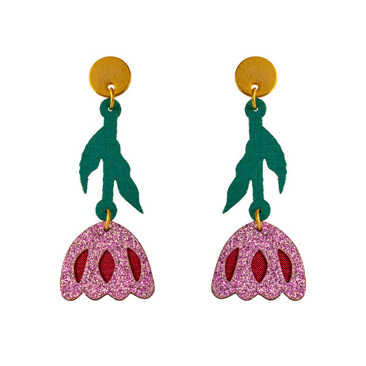 Aretes largos y morados de flor