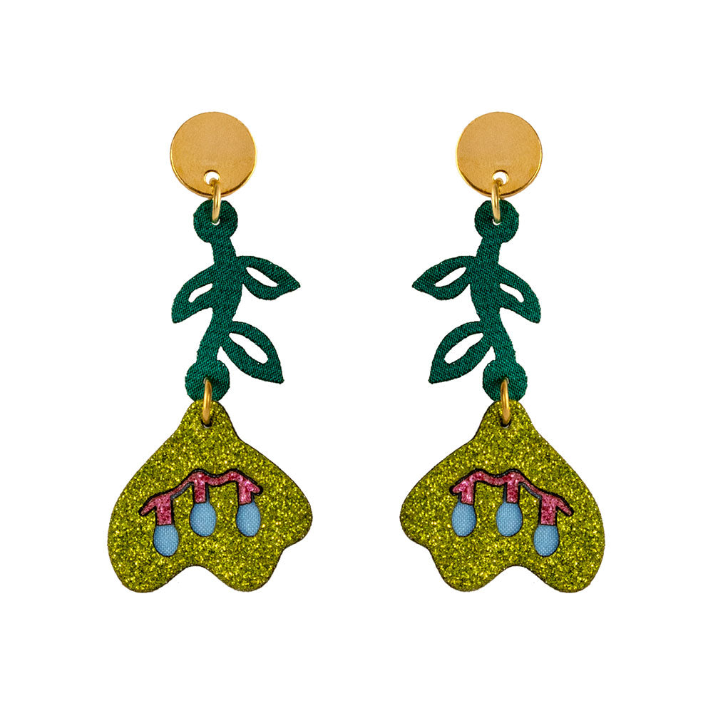Aretes largos de lirios verdes