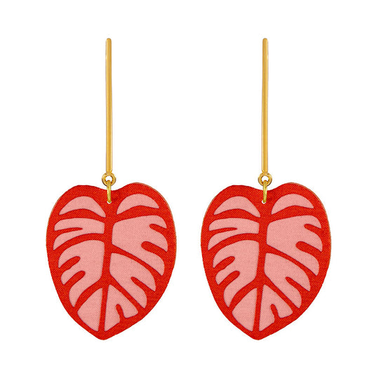 aretes-balazo-tubo-hoja-textil-rojo-fondo-blanco