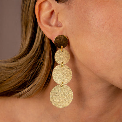 deco-triple-dorado-aretes-largos-detalle