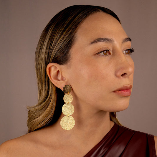 deco-triple-dorado-aretes-largos-modelo